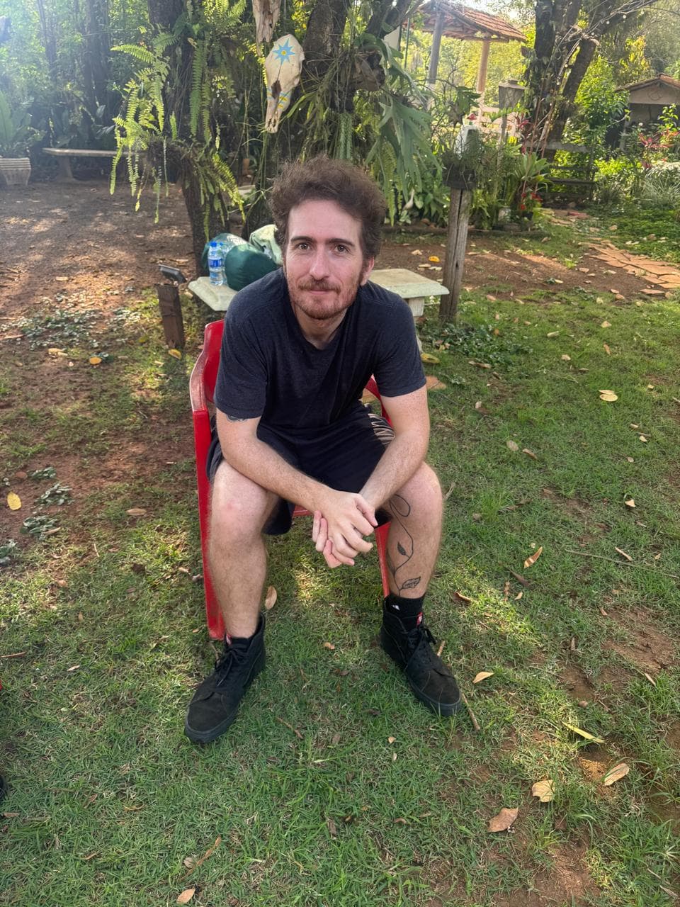 A SABEDORIA DA CORUJA — ENXERGAR ALÉM DO QUE OS OLHOS VEEM. Silêncio, intuição, discernimento e a sabedoria de atravessar os ciclos. A Coruja nos convida ao silêncio e à observação para reconhecer aquilo que precisa ser visto e atravessar as mudanças com consciência. — foto 2